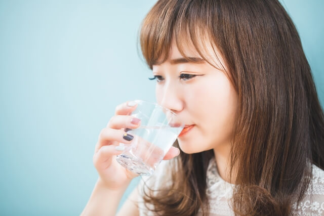 水を飲む女性